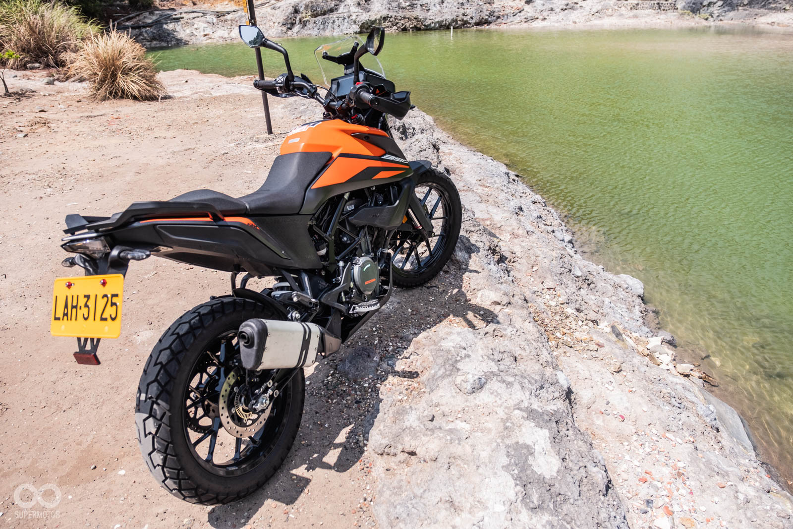 寬大的車頭、收窄的車尾,帶給390 ADVENTURE十足的大車氣勢