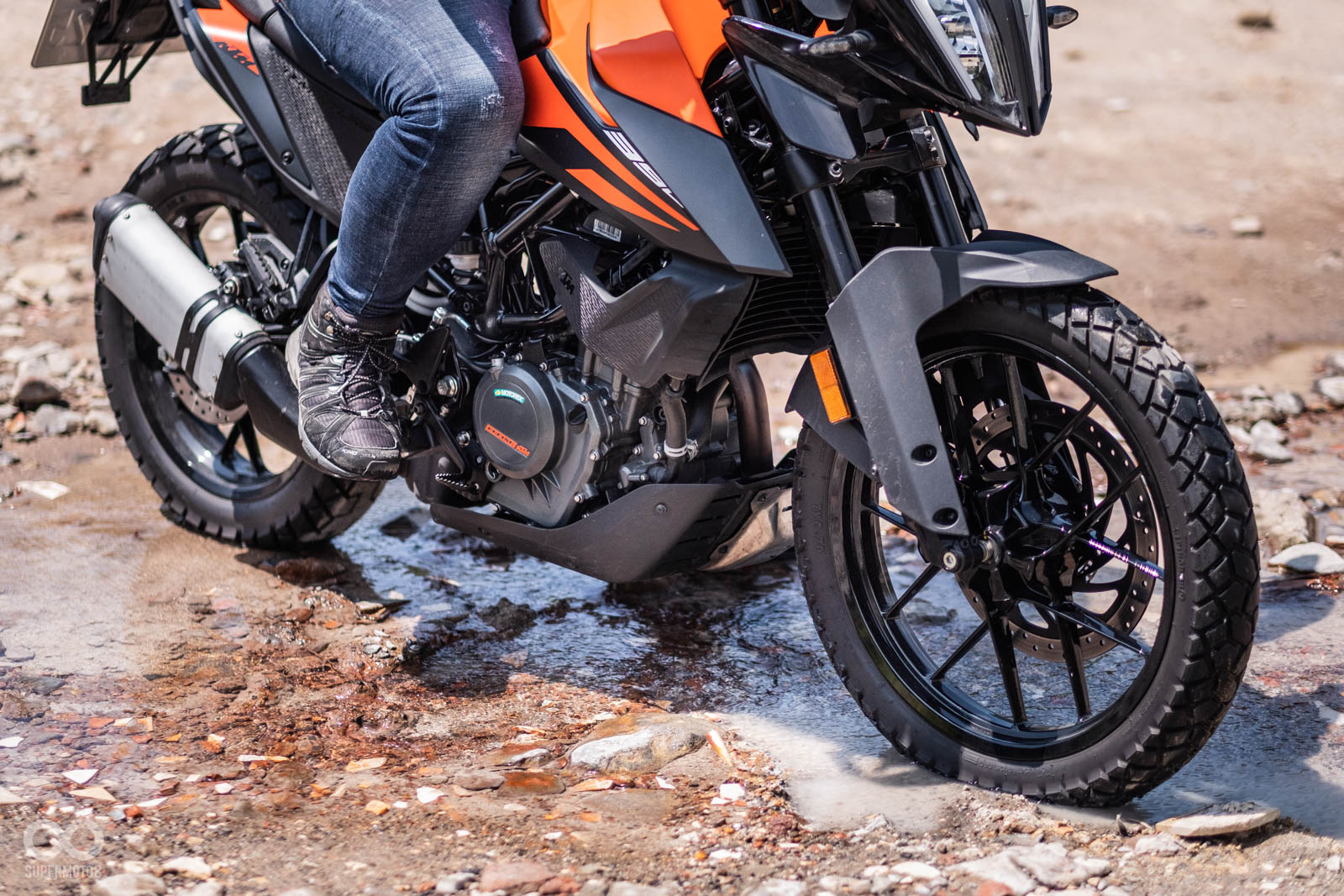 少了離合器的操控,在越野時騎士能更專注在車身平衡和路線選擇上