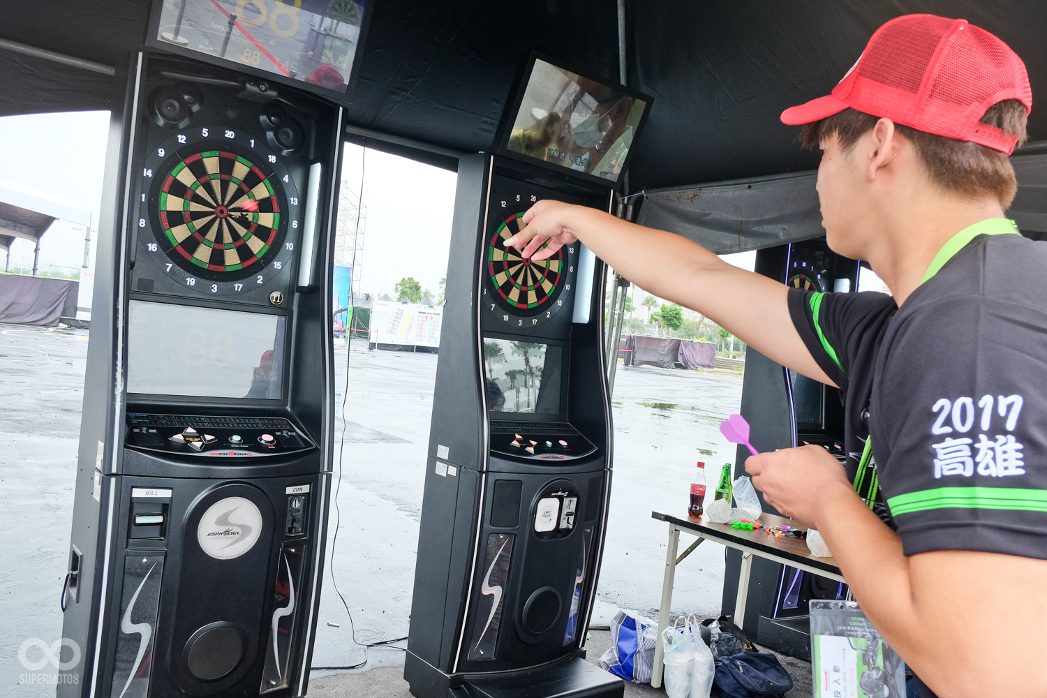 全家大小皆適合的籃球機、飛鏢、等......玩樂設施一樣不少