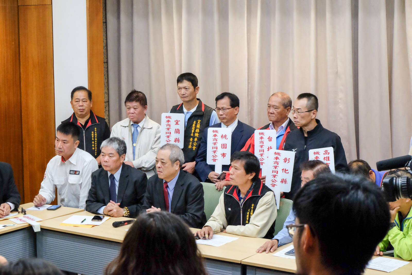 全台各地的機車同業公會代表,也都前來參與這次的抗議陳情記者會