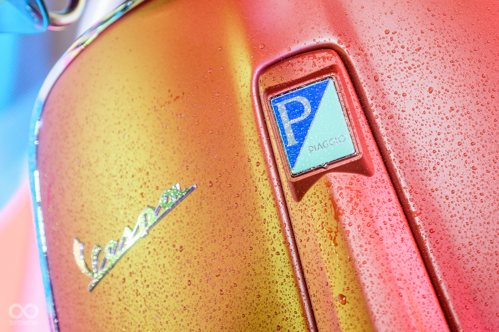 Vespa PRIMAVERA 150 50週年紀念版推出丹寧藍、可可棕兩種車色,全台限定各36台