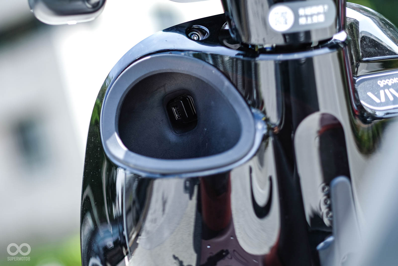 防滑橡膠置杯架,內部有USB充電孔