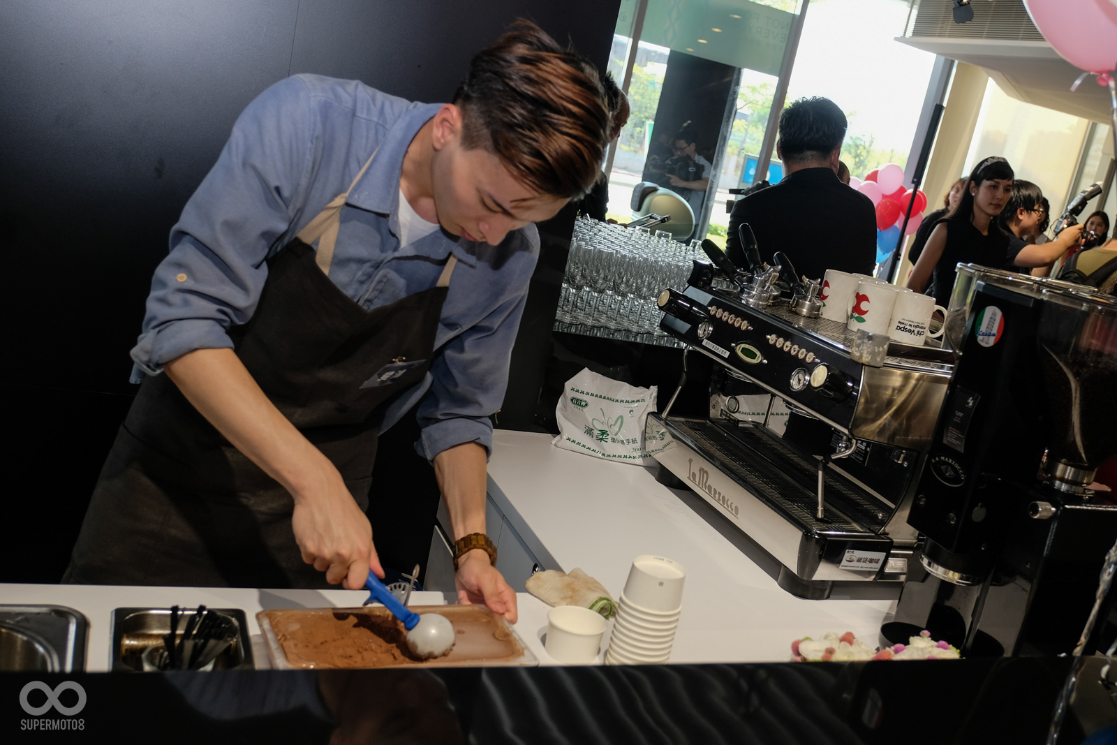 Vespa的內湖Motoplex概念店，現場除了車輛的銷售之外，也主打城市休憩店的概念，現場提供的咖啡與點心，相信未來也是許多車主相約聚會的好地方