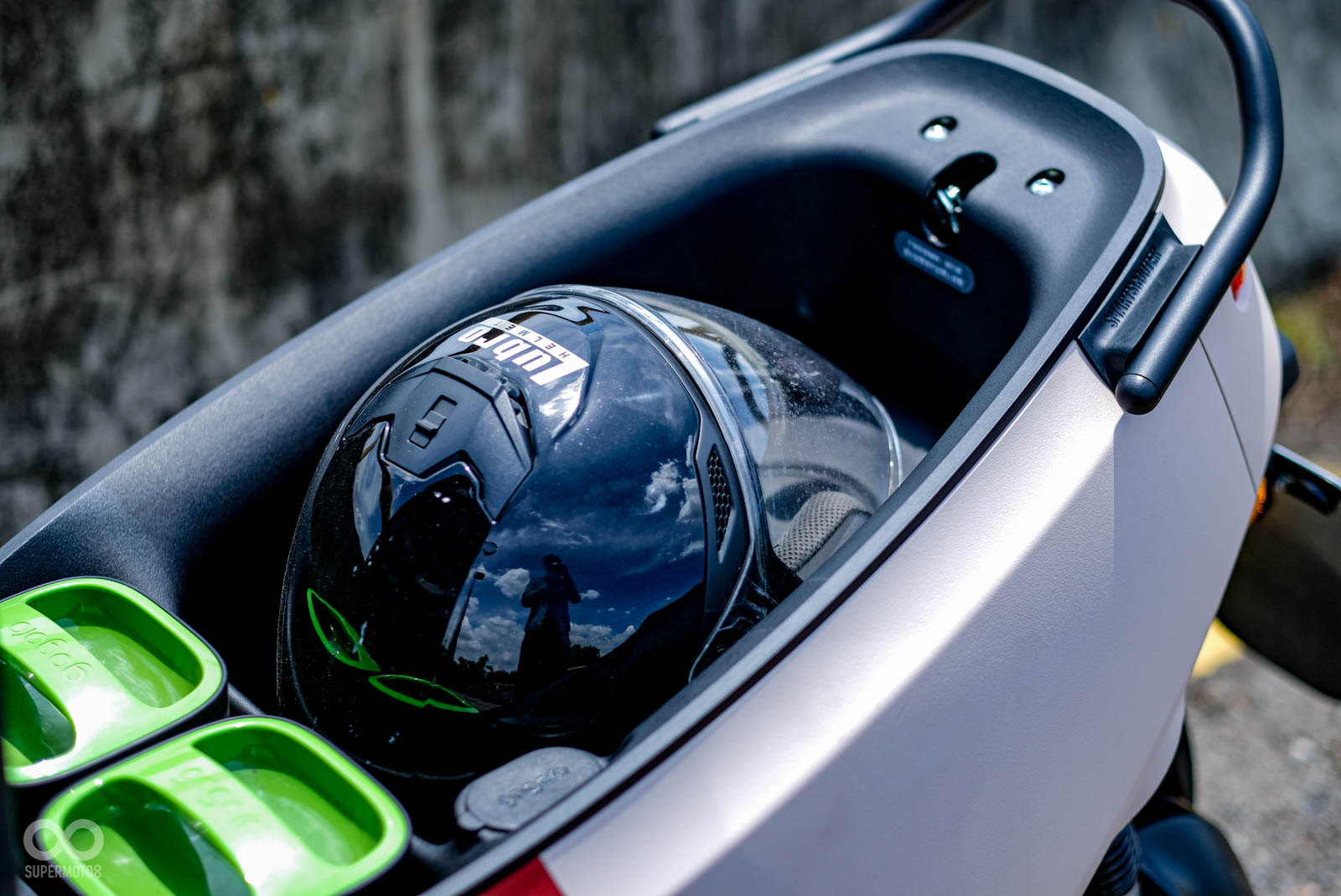 26.5公升的車廂空間能輕鬆放下一頂3/4安全帽