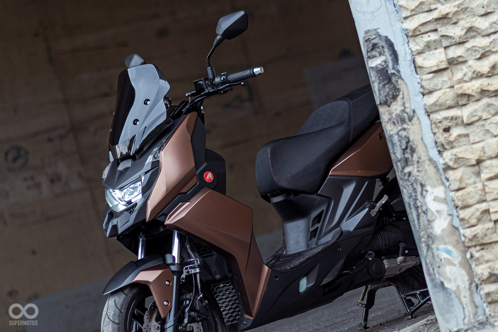 前避震使用35mm正立式前叉，熱銷的YAMAHA XMAX僅採用33mm規格