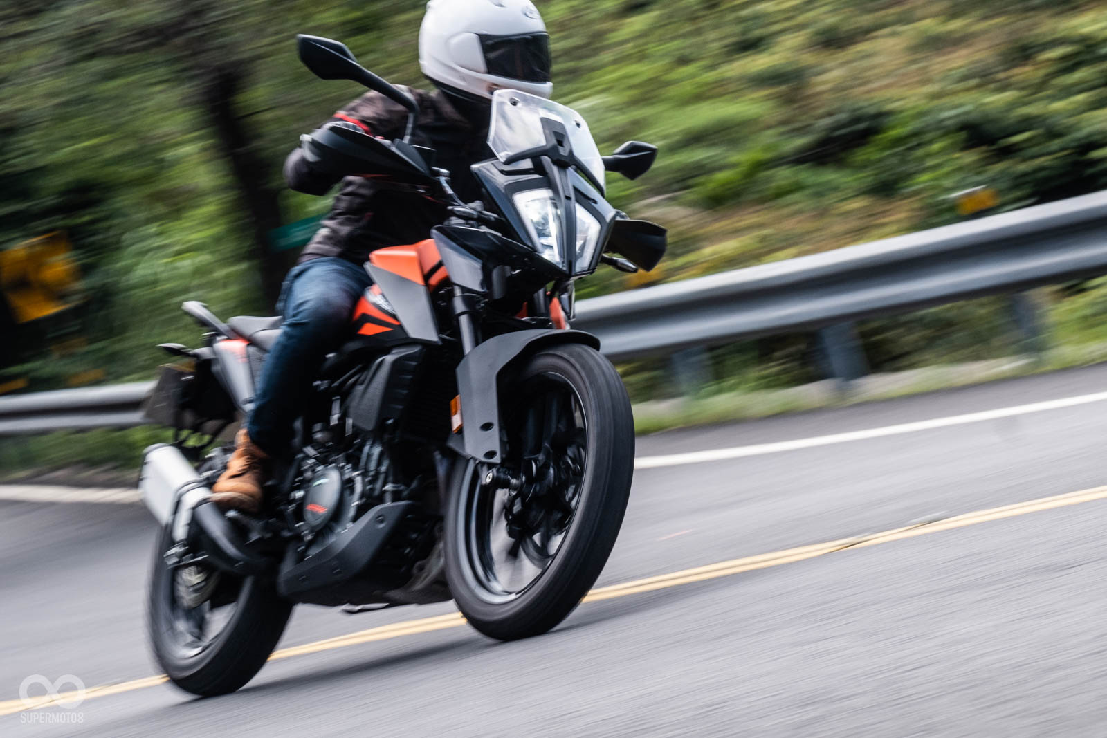 390 ADVENTURE的懸吊設定更偏公路使用,在山路騎乘時的動態表現相當出色