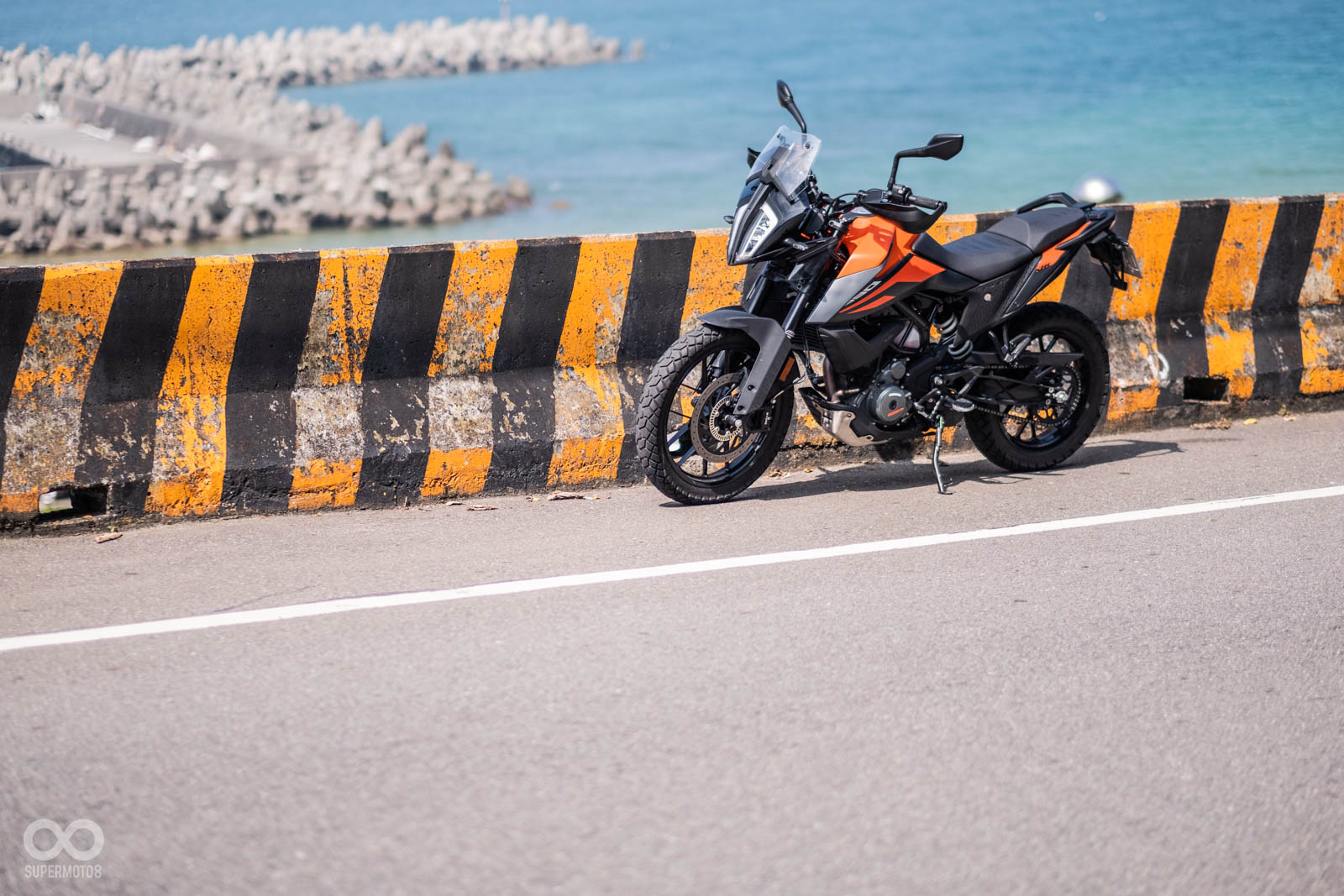 離心式離合器沒有「入檔手煞車」的功能,斜坡停車時要特別注意