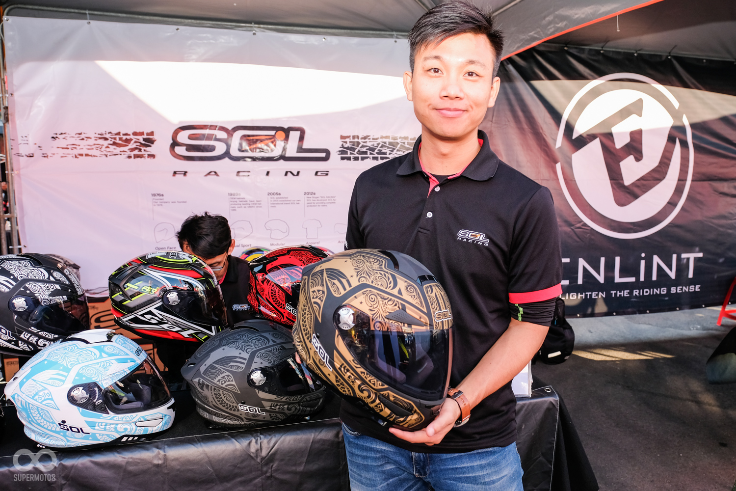 SOL除了與SUZUKI合作之外,也在會場展示了SF5的全新塗裝。