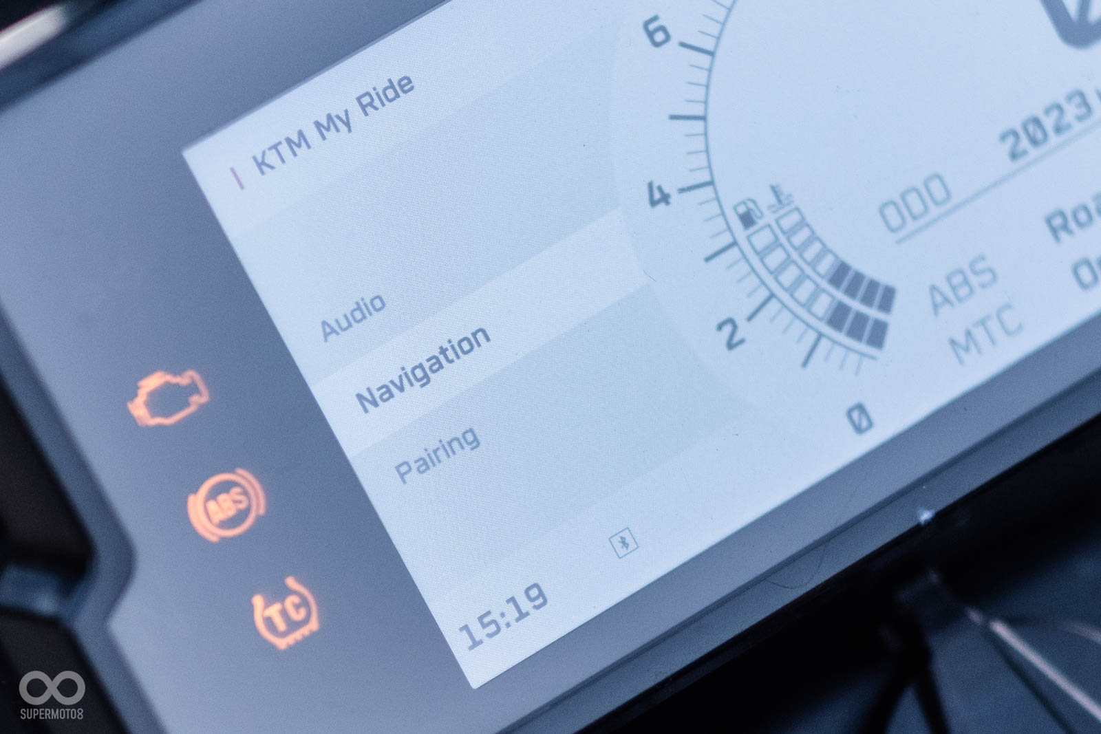 儀表與手機藍芽連線後,能控制音樂播放、導航等功能