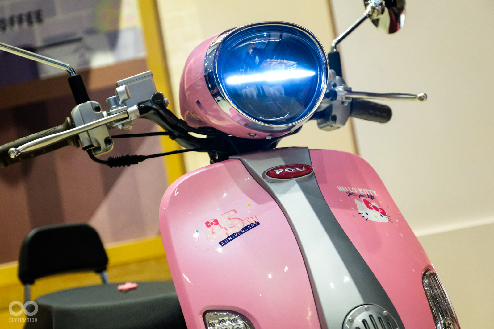 New Jbubu換上了全新的LED大燈,同時車前面板的領結造型兩側,也貼有Hello Kitty專屬彩貼