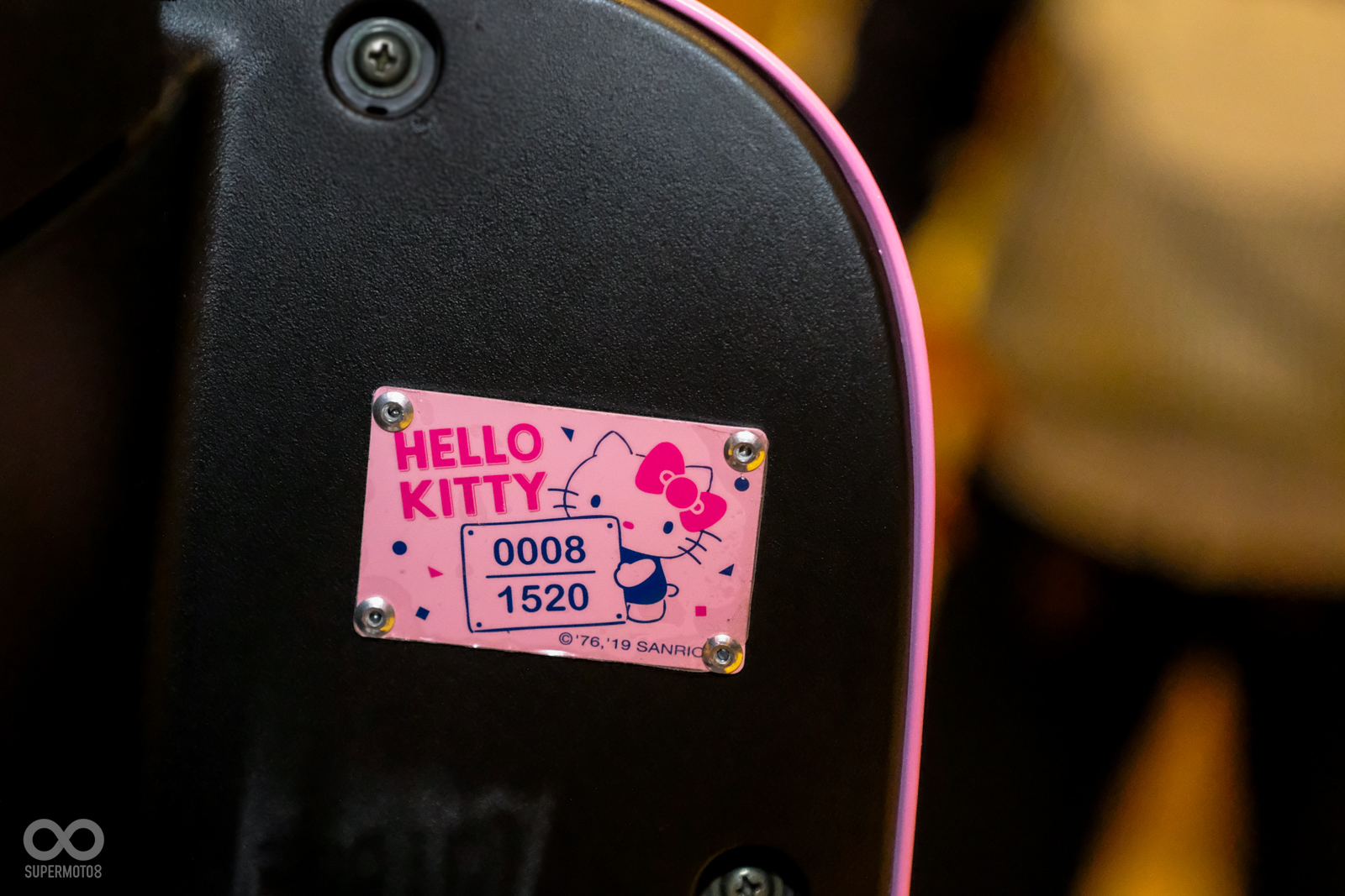 獨一無二的限量編號Hello Kitty銘版