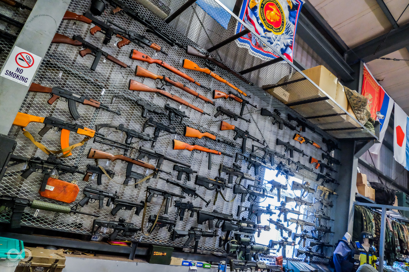 CAMP 66小藍波軍事屋除了有這三台ORV車款的體驗活動之外，場館內外都有相當多的軍事用品和生存槍枝展示，滿滿的軍事氣息相當迷人