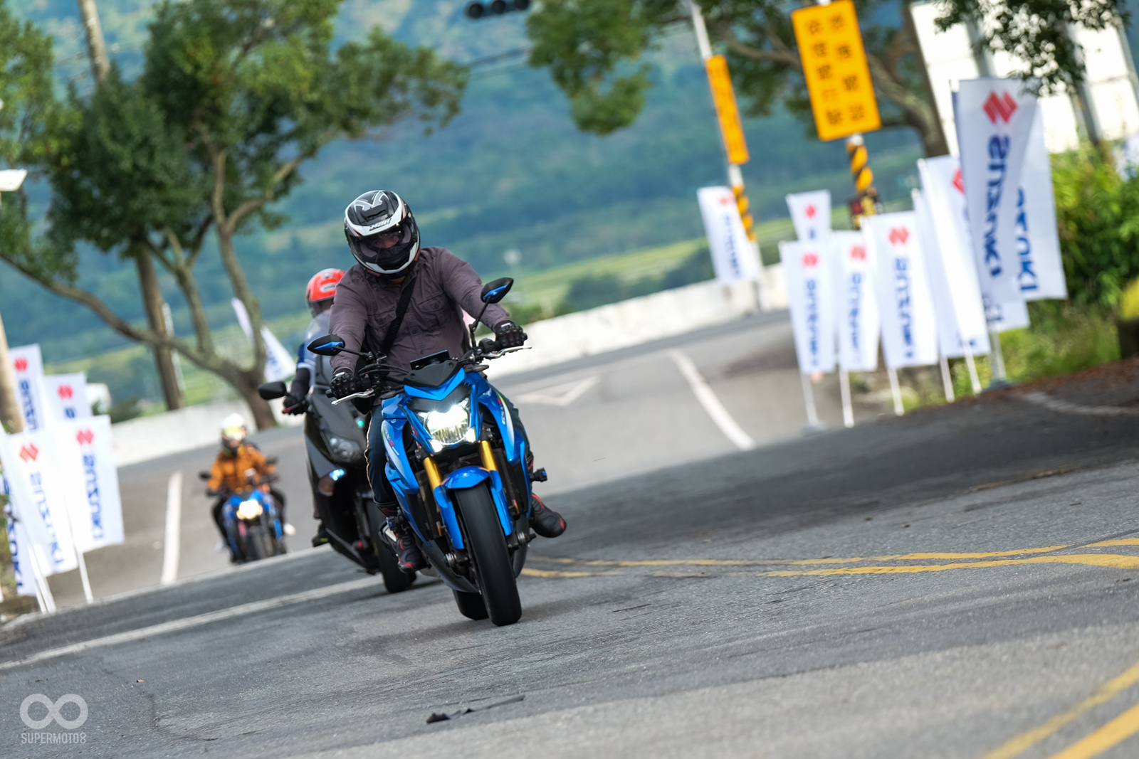 在寧靜的鄉間道路上,遠遠就能聽到一整群的車友們逐漸接近,讓池上的稻浪之間混入了熱血的聲浪