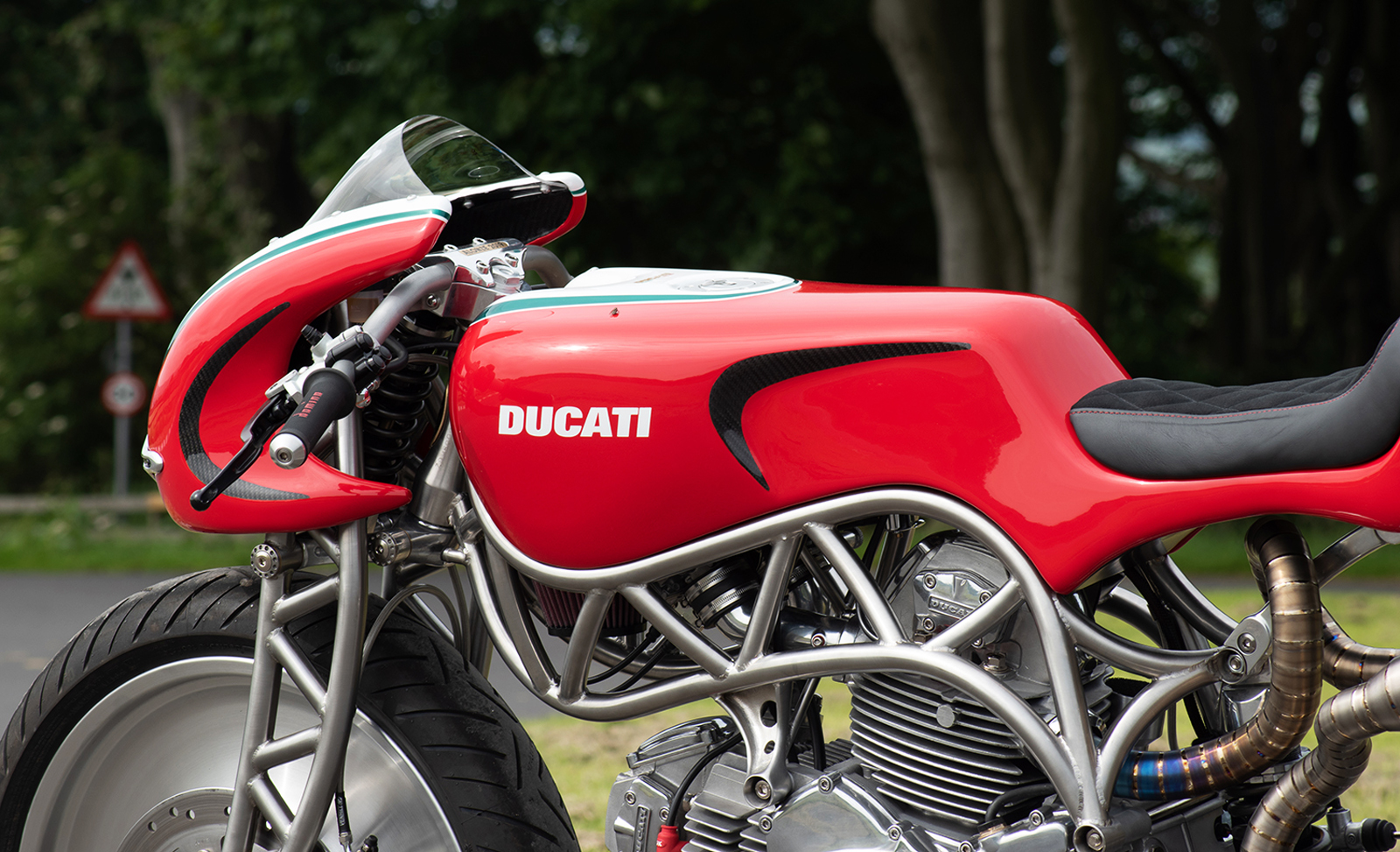 全手工的碳纖維訂製車架，實在不得不佩服Jim的手上功夫