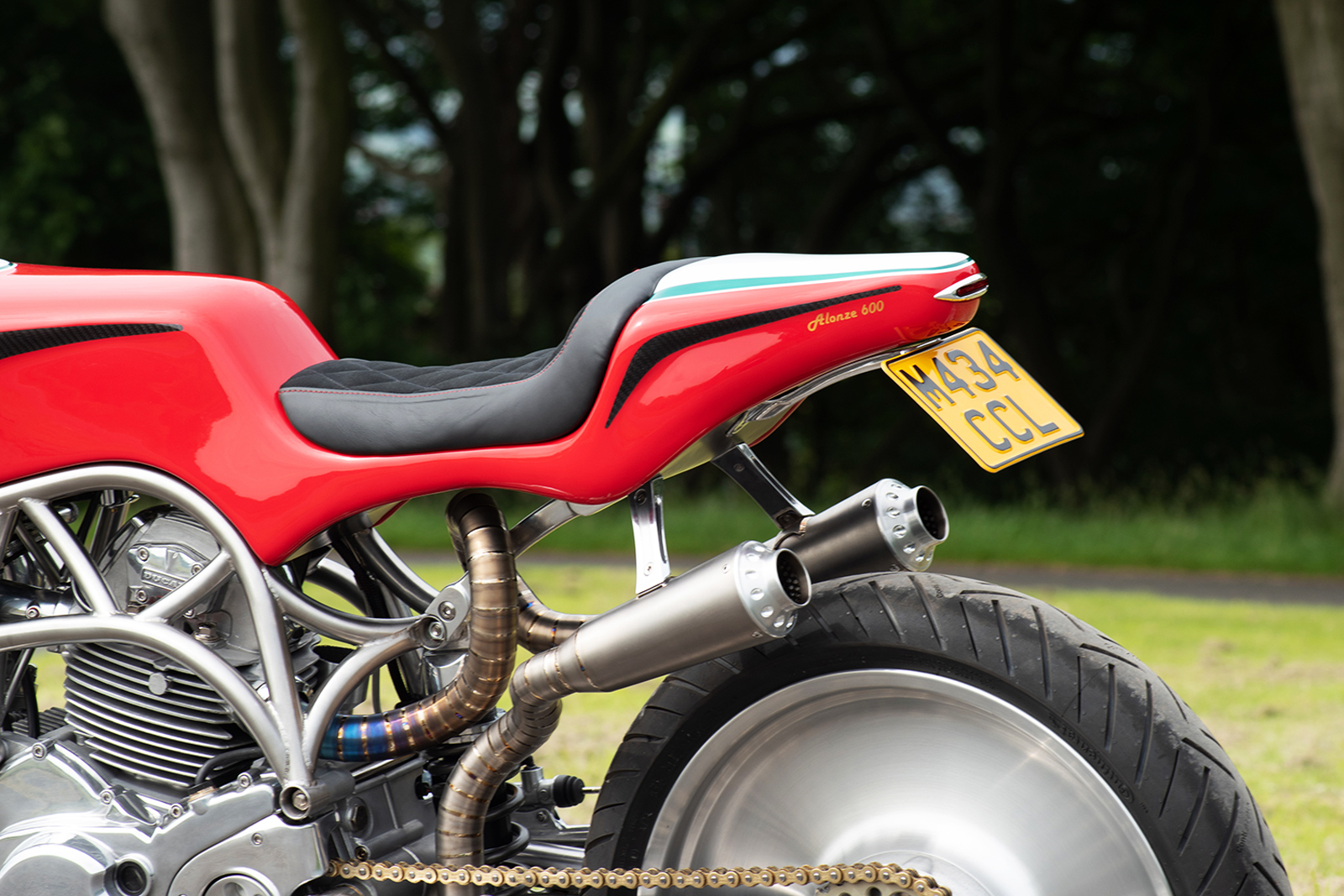 手工的全段雙出排氣管，在安排上可說是極富巧思