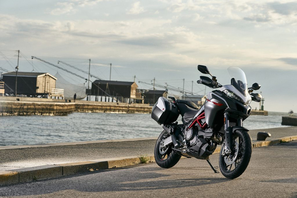 白色的Ducati Multistrada 950 S外型看起來有種紳士風