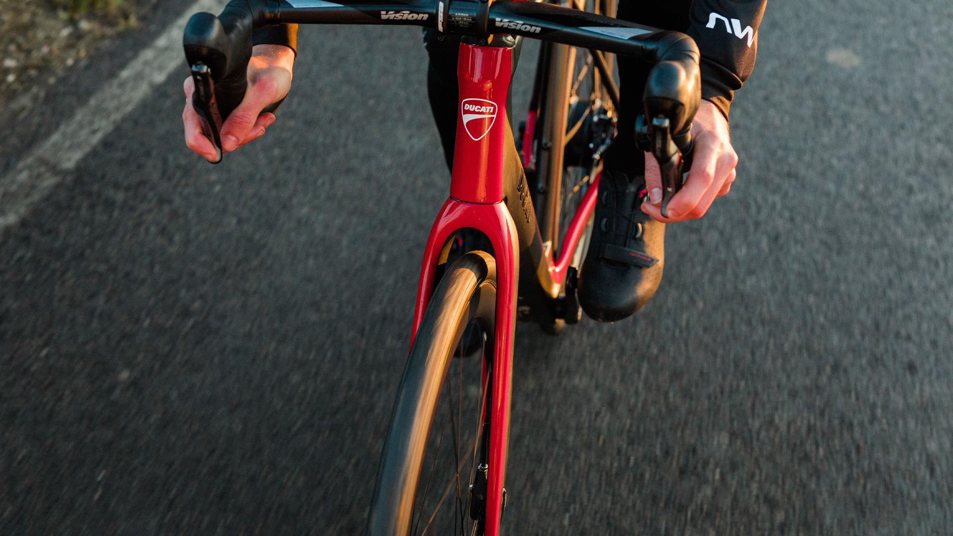 全車配備許多單車界名牌FSA零部件,整車重約12.4公斤(M車架不含踏板)