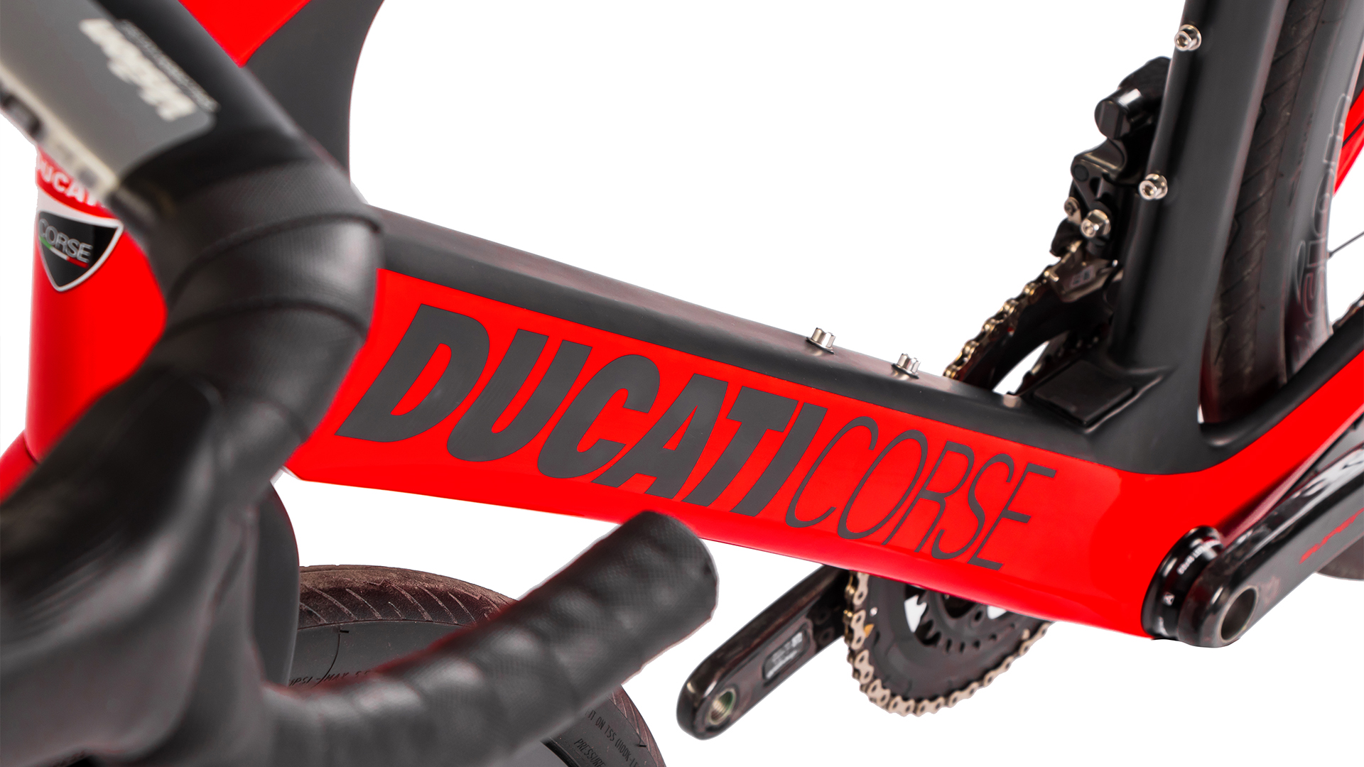 FUTA限量版車架以DUCATI代表性的鮮紅色與DUCATI CORSE字樣呈現,更顯競技氣息