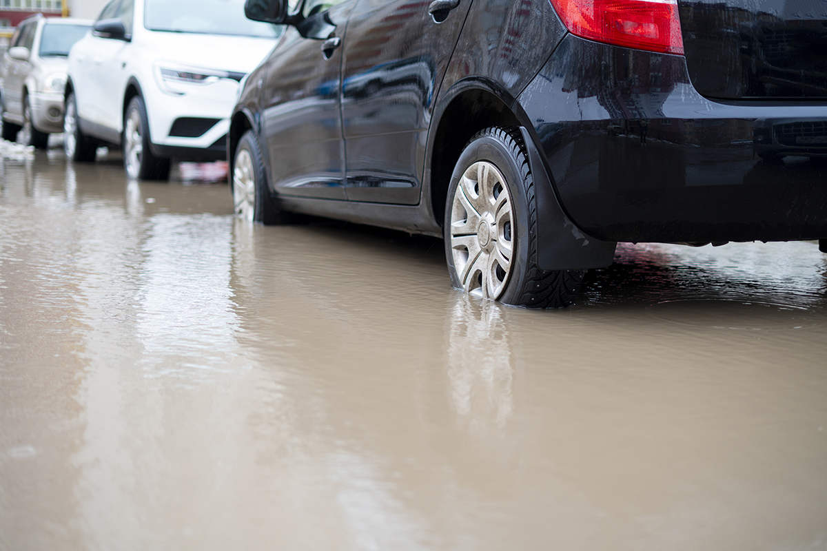 如果積水深度達半個輪胎高度,建議車輛不要再繼續行駛。