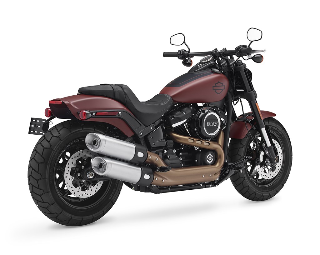 2018 Softail Fat Bob 107，側置大牌架會因銷售地區的法規調整成正後方置