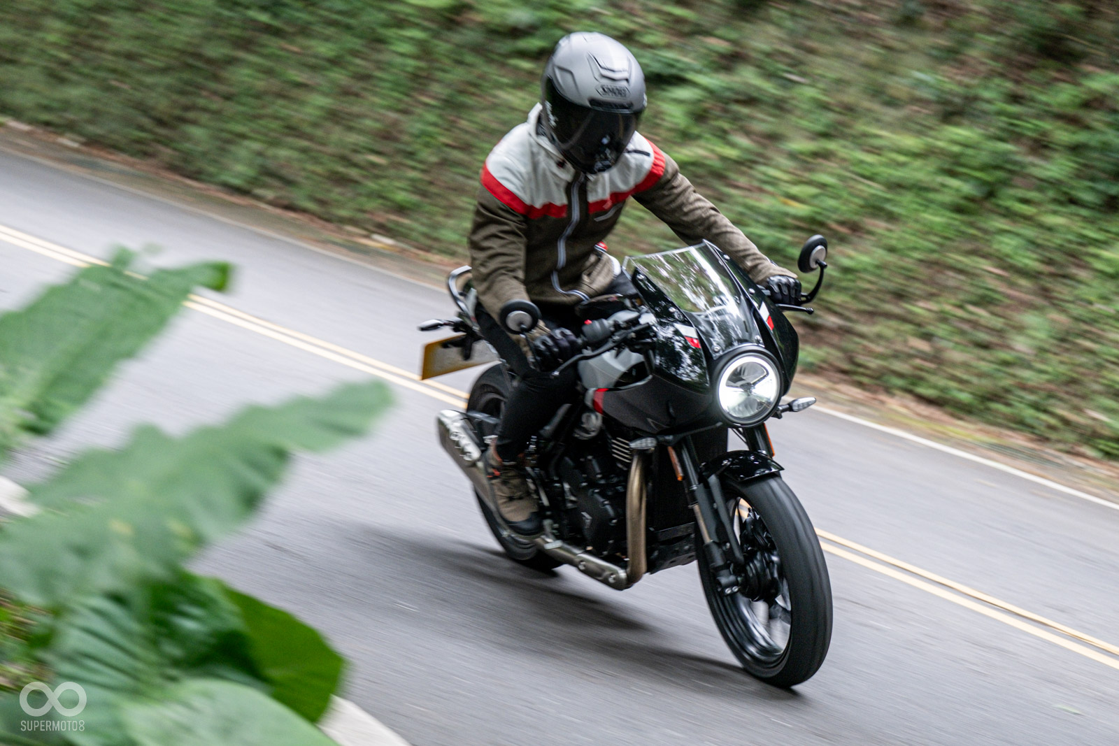 分離把的Thruxton 400真的會讓人不自覺的拱起背部趴車殺彎