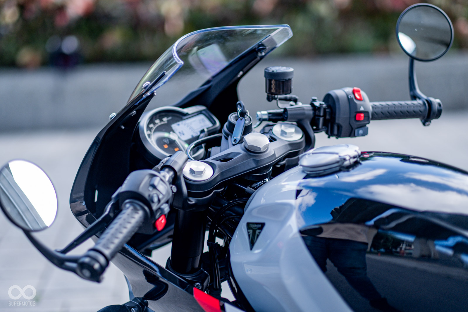 Thruxton 400採用分離把的設定