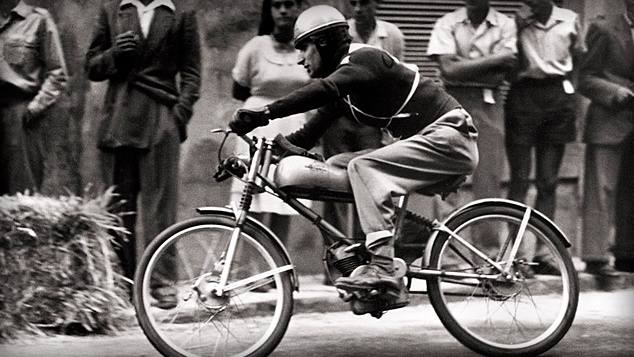 DUCATI 第一輛二輪車Cucciolo,是裝有一具50 c.c. 四行程單缸引擎的腳踏車