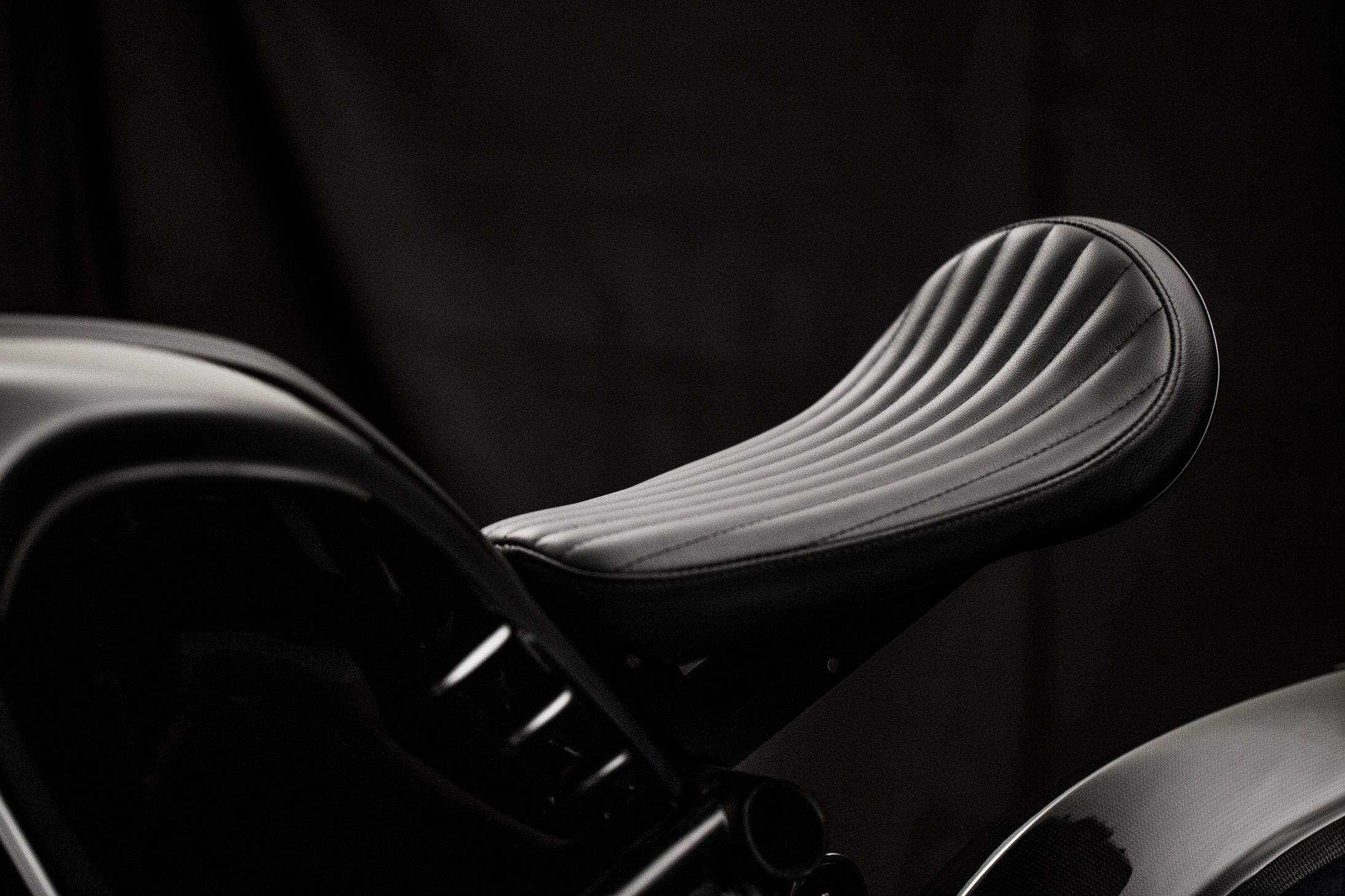 單座真皮椅墊的尾端刻意上揚，是為了造就前低後高的車輛姿態