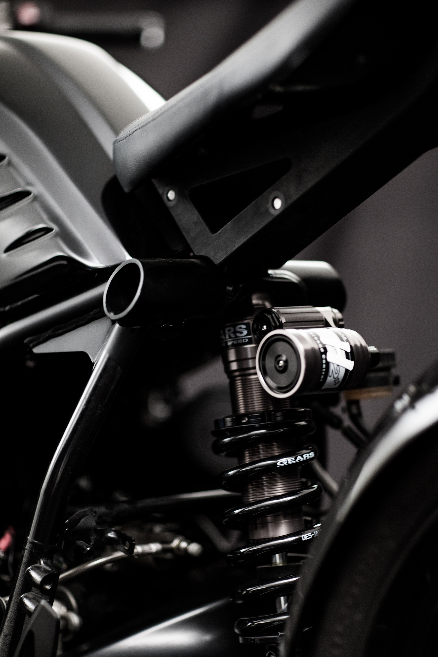 捨棄原來的副車架，改以CNC工法做出一個新支撐結構