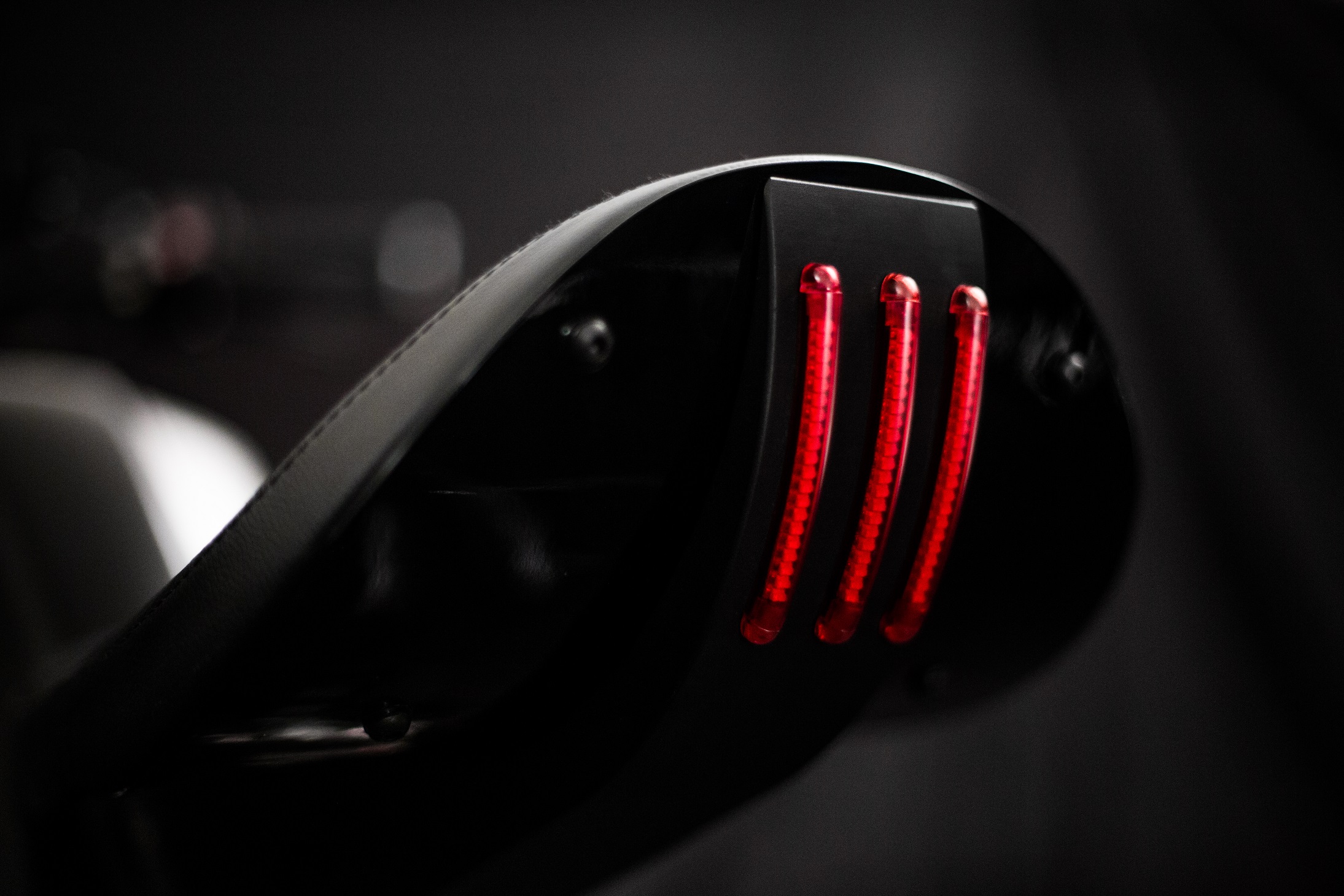 椅墊後芳裝上一組三列式LED 尾燈，相當特別