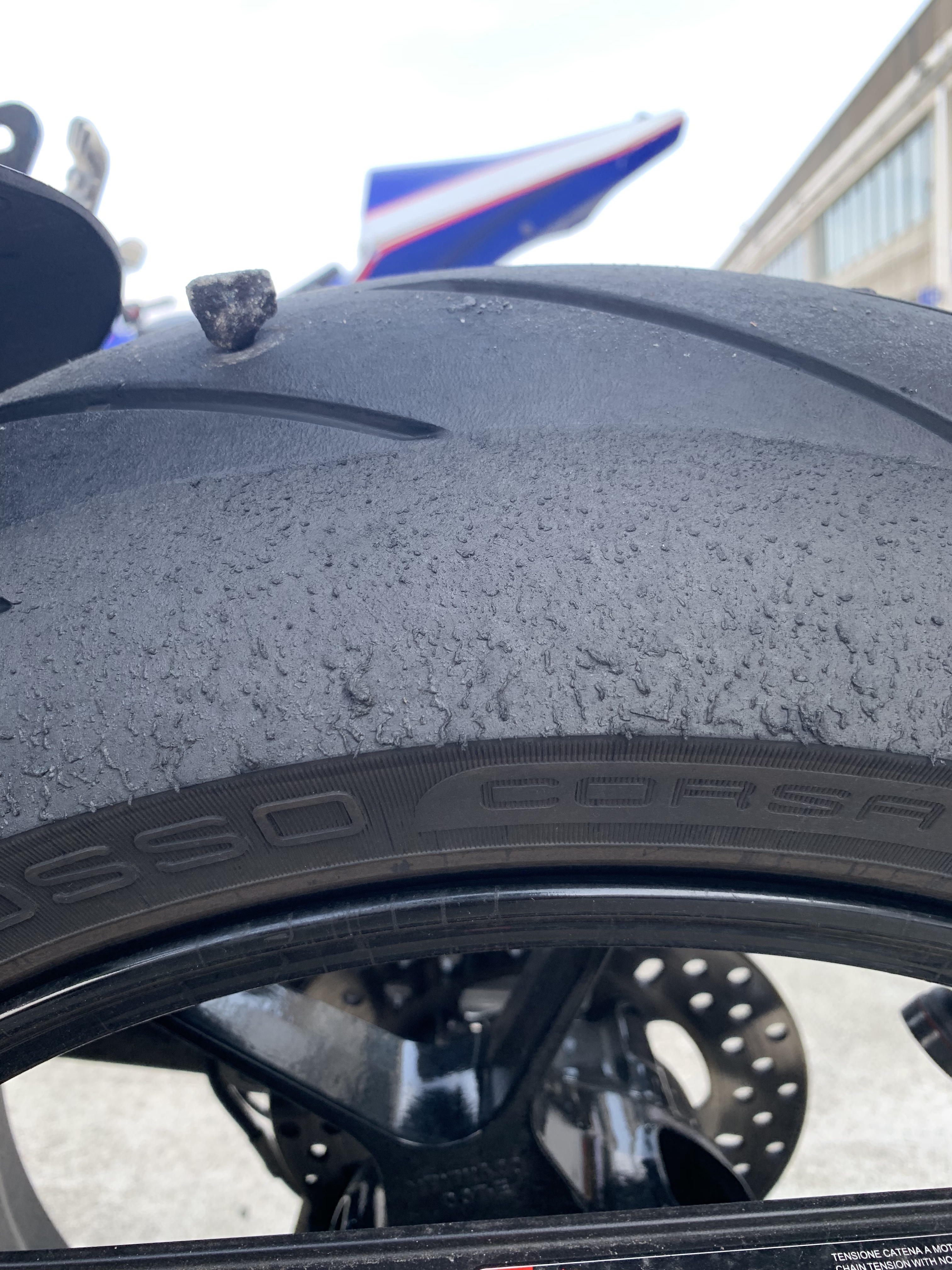 小石子都被黏上來了，Rosso Corsa II性能相當討喜。