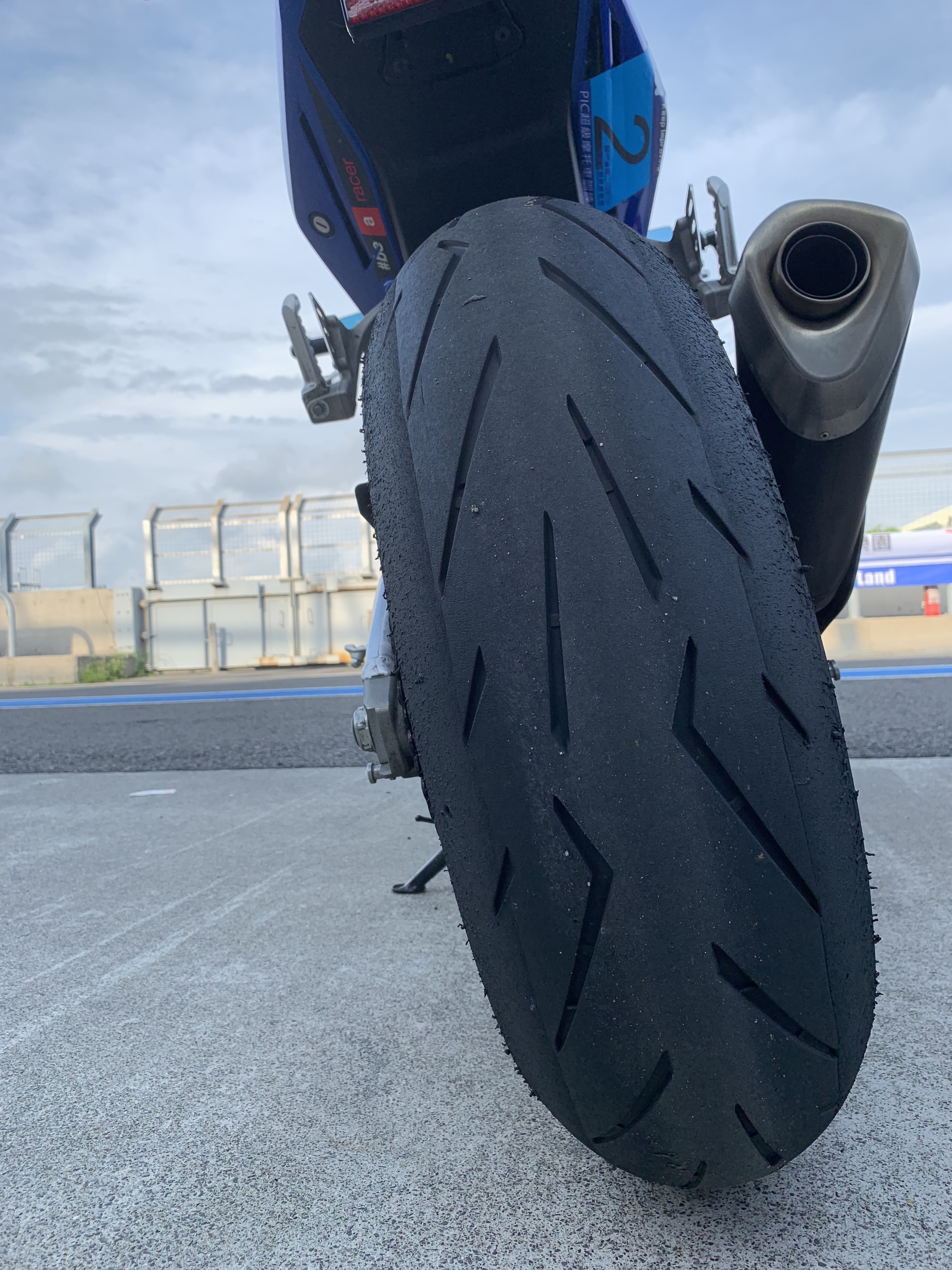 兩節的自由練習下來，輪胎胎型變得相當尖。