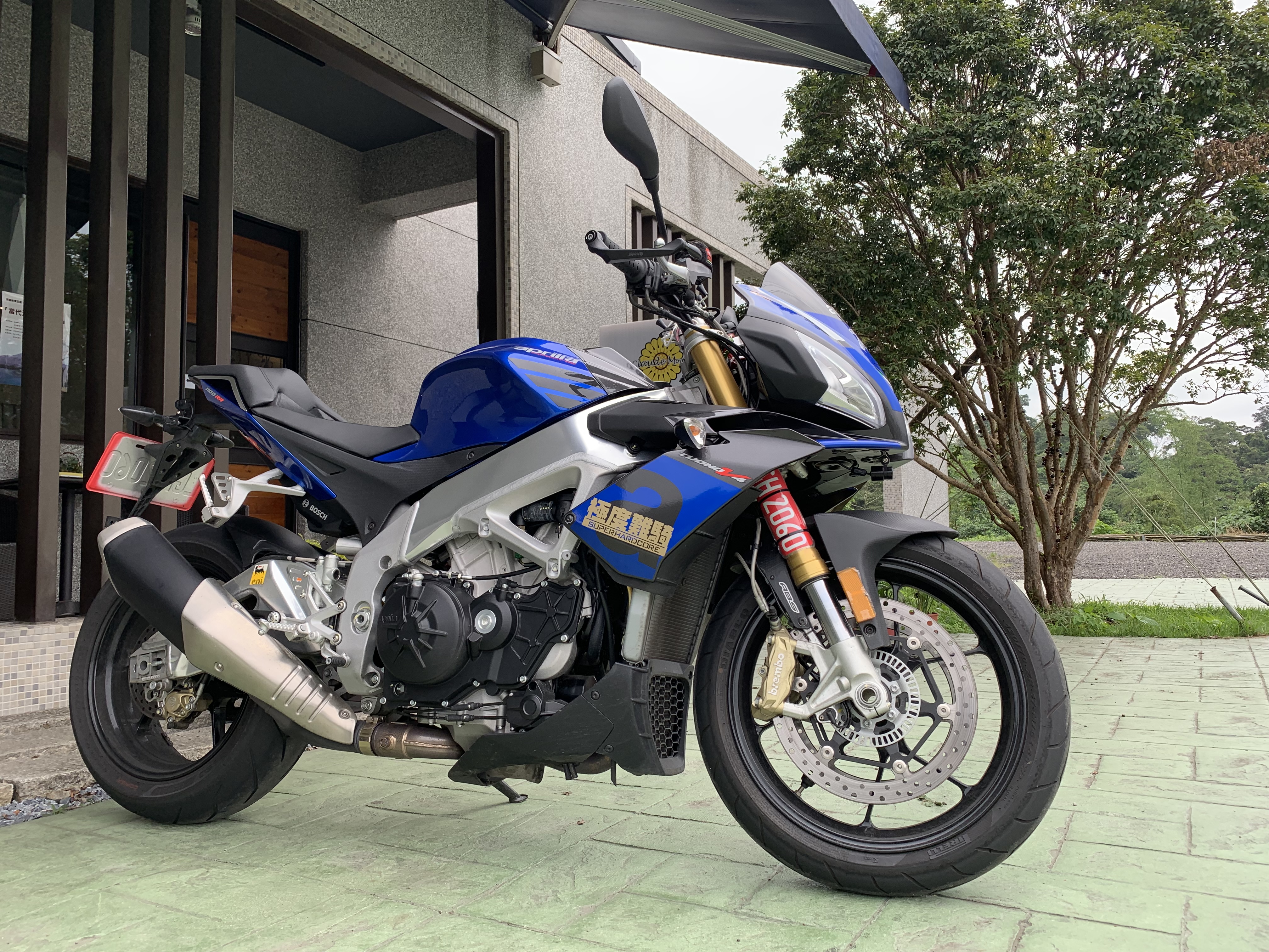 比起RSV4的純種競技，Tuono V4更多了低轉的扭力輸出。