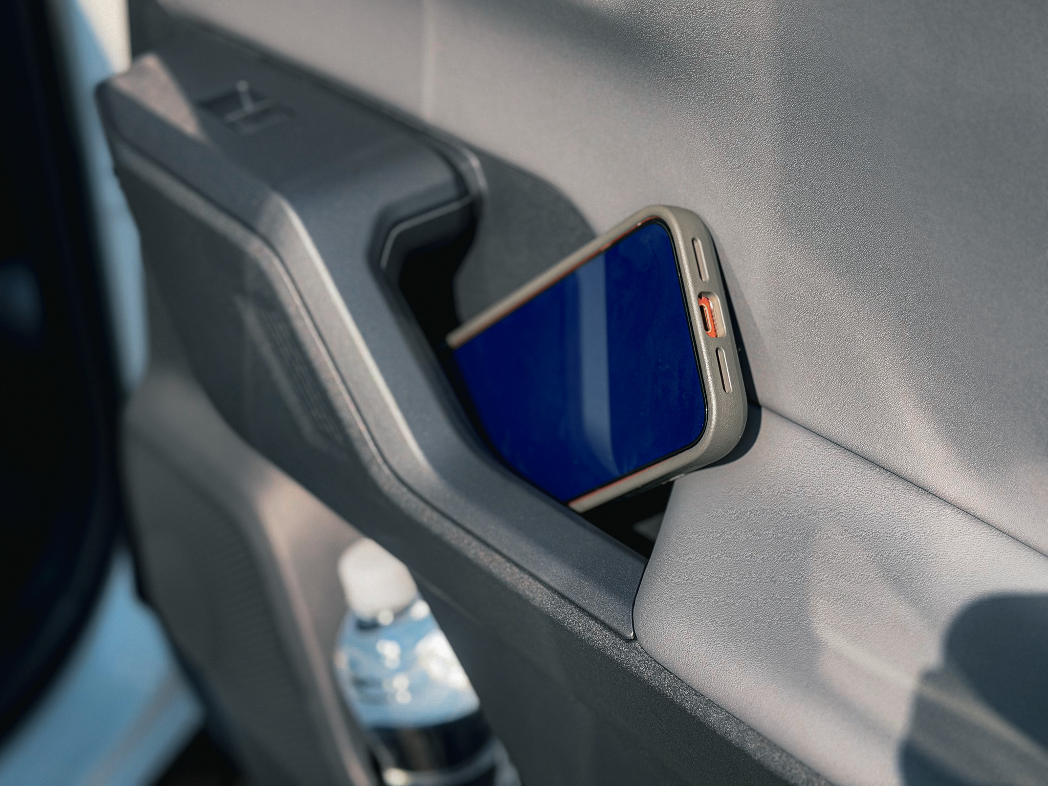 車門握把都採用封閉式的設計，可以化身手機或其他小物品的置放空間