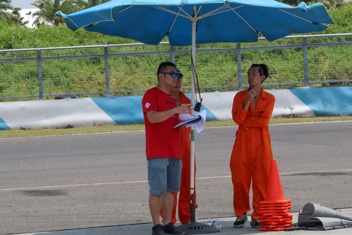我們在做前面的關卡時教練也沒閒著,仔細地記下每個學員的動作與需要改進的缺失點