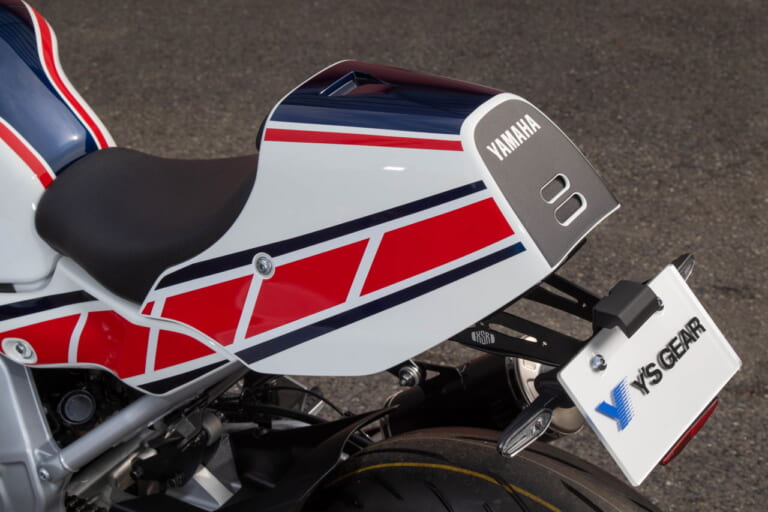 從車身側面一路延伸到尾殼上的速度鏈塊