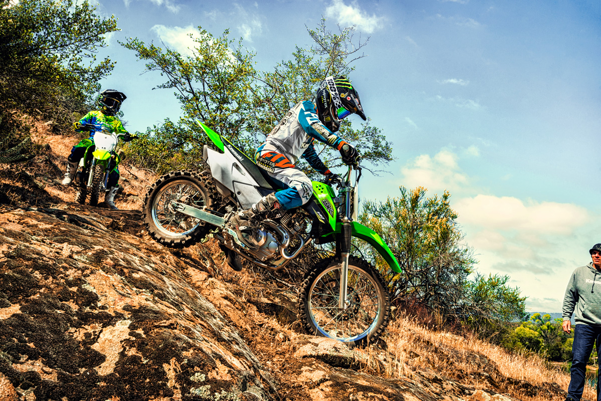 KLX140標準版車型較小,較大的小朋友可以騎乘