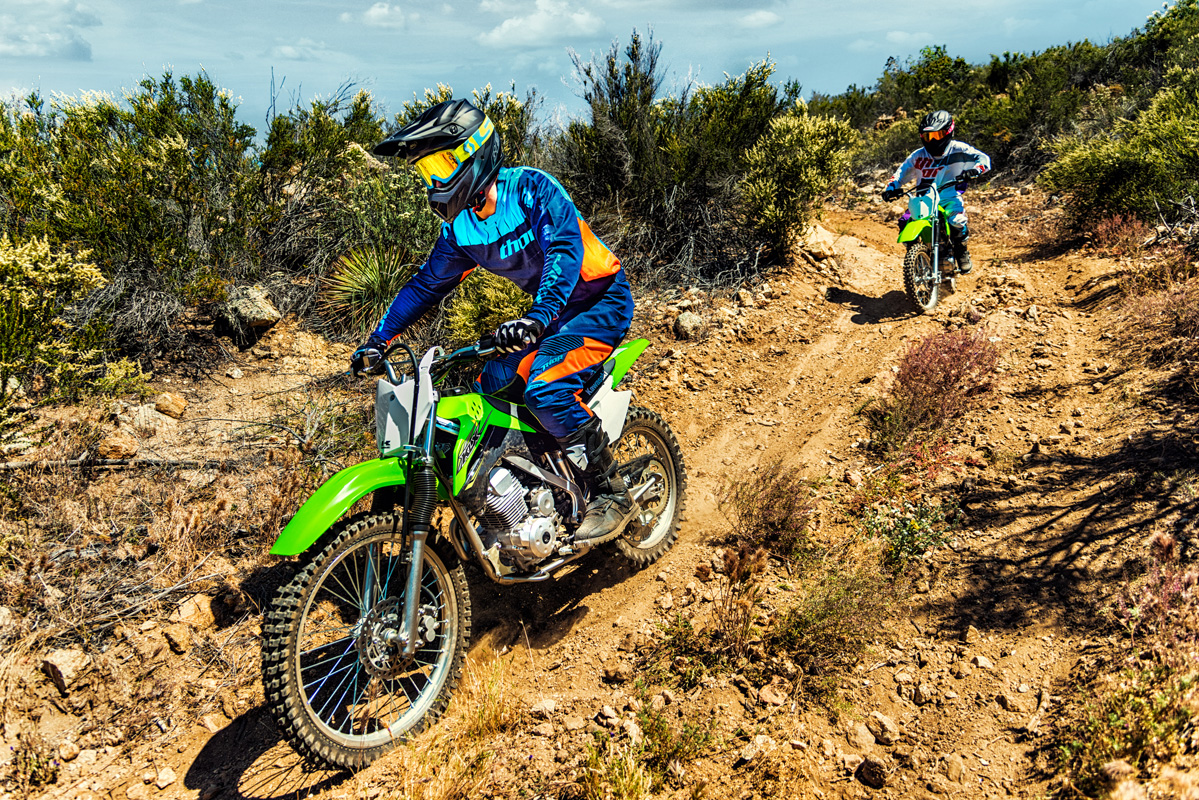 KLX140G為標準的越野車型,適合成人騎乘