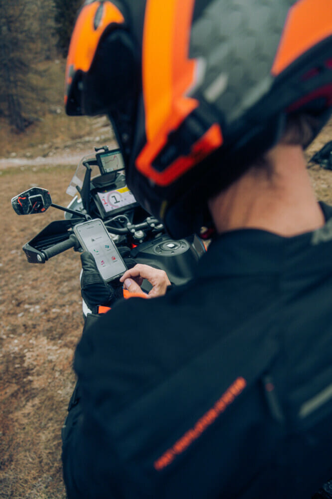 KTM Packtalk Edge同時與KTMconnect及其他應用程式相容,也能透過語音"Hey Cardo"進行簡單操作