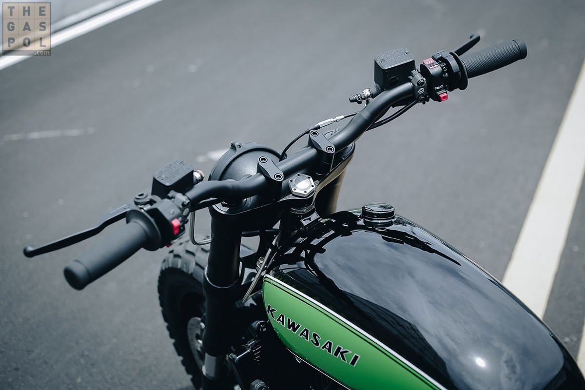 由於滑胎車講究簡潔，本來在車頭的鑰匙孔改移到左側蓋下方