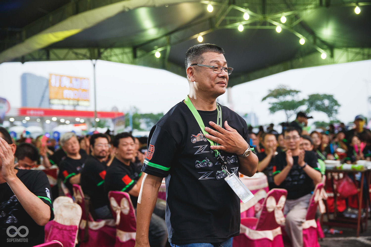 吳董事長 上台致詞，感謝大家不畏風雨來參加這場盛會
