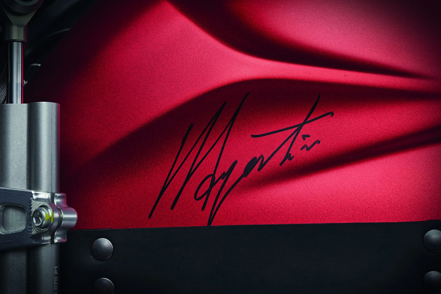 311台中的前15台還會有特別的簽名紀念