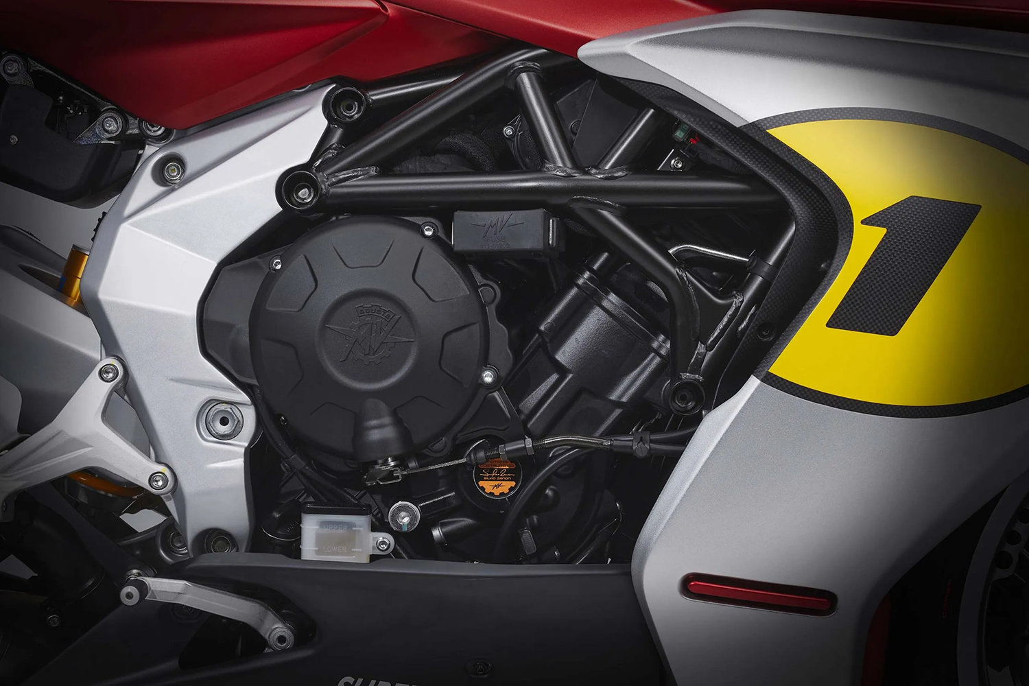 798c.c.並列三缸引擎,有147HP的最大馬力