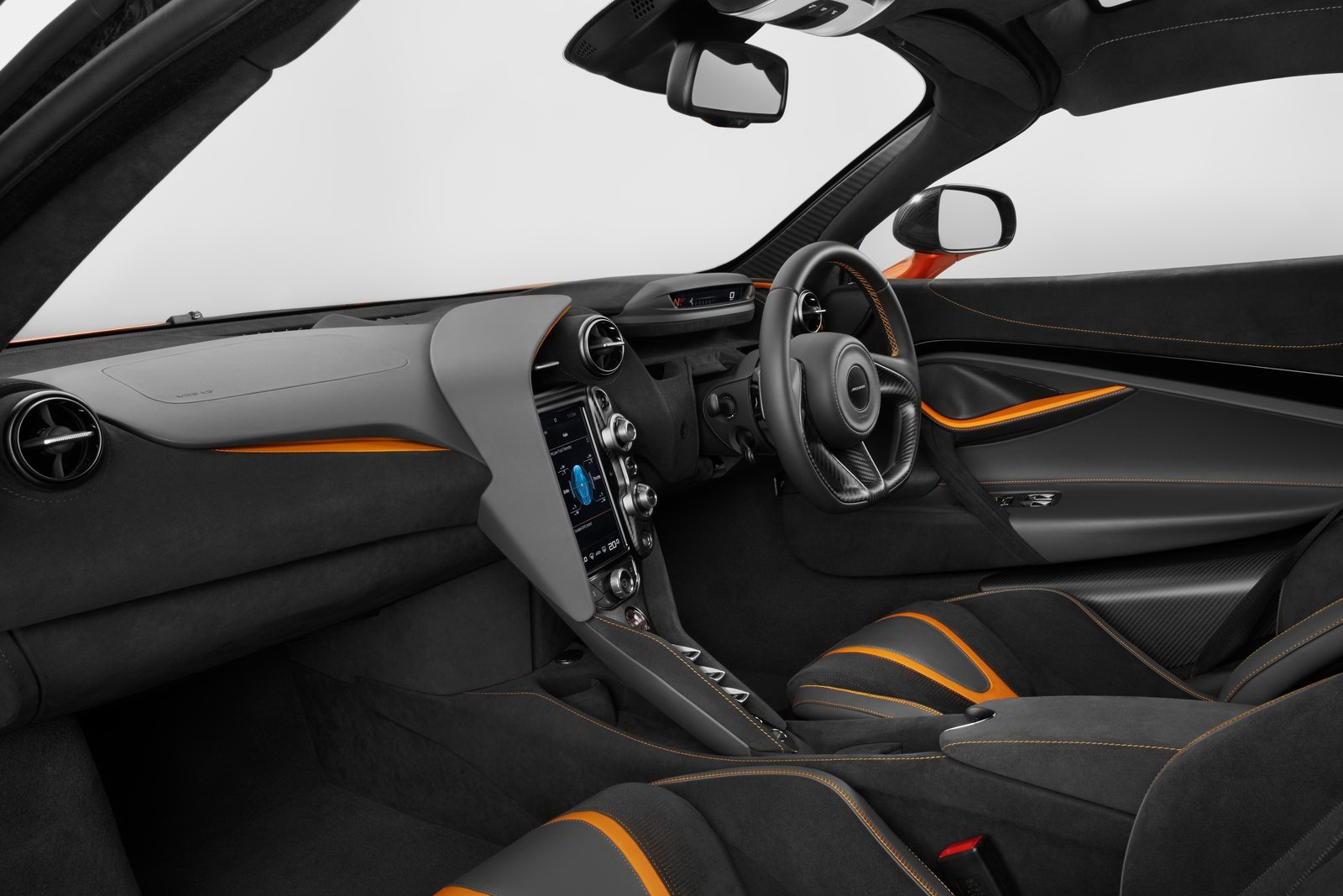 簡潔的內裝設計讓人享受著駕馭的樂趣