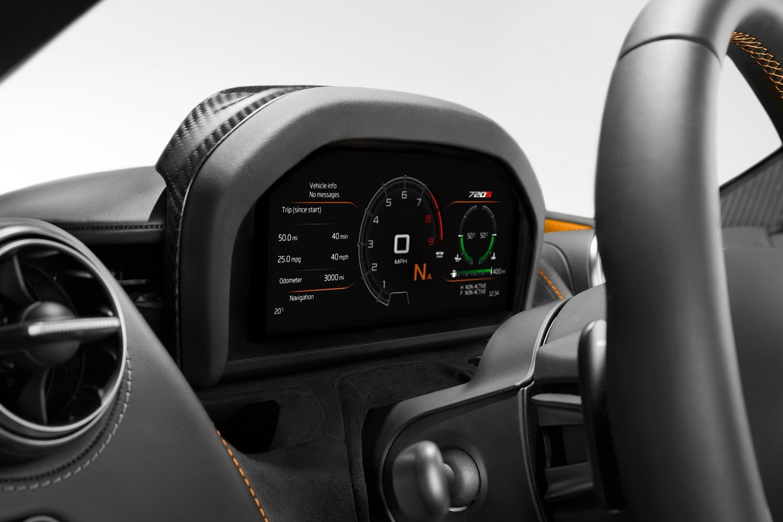 全新的可翻轉式儀表在一般寬式螢幕的狀態下，可顯示車輛的所有資訊