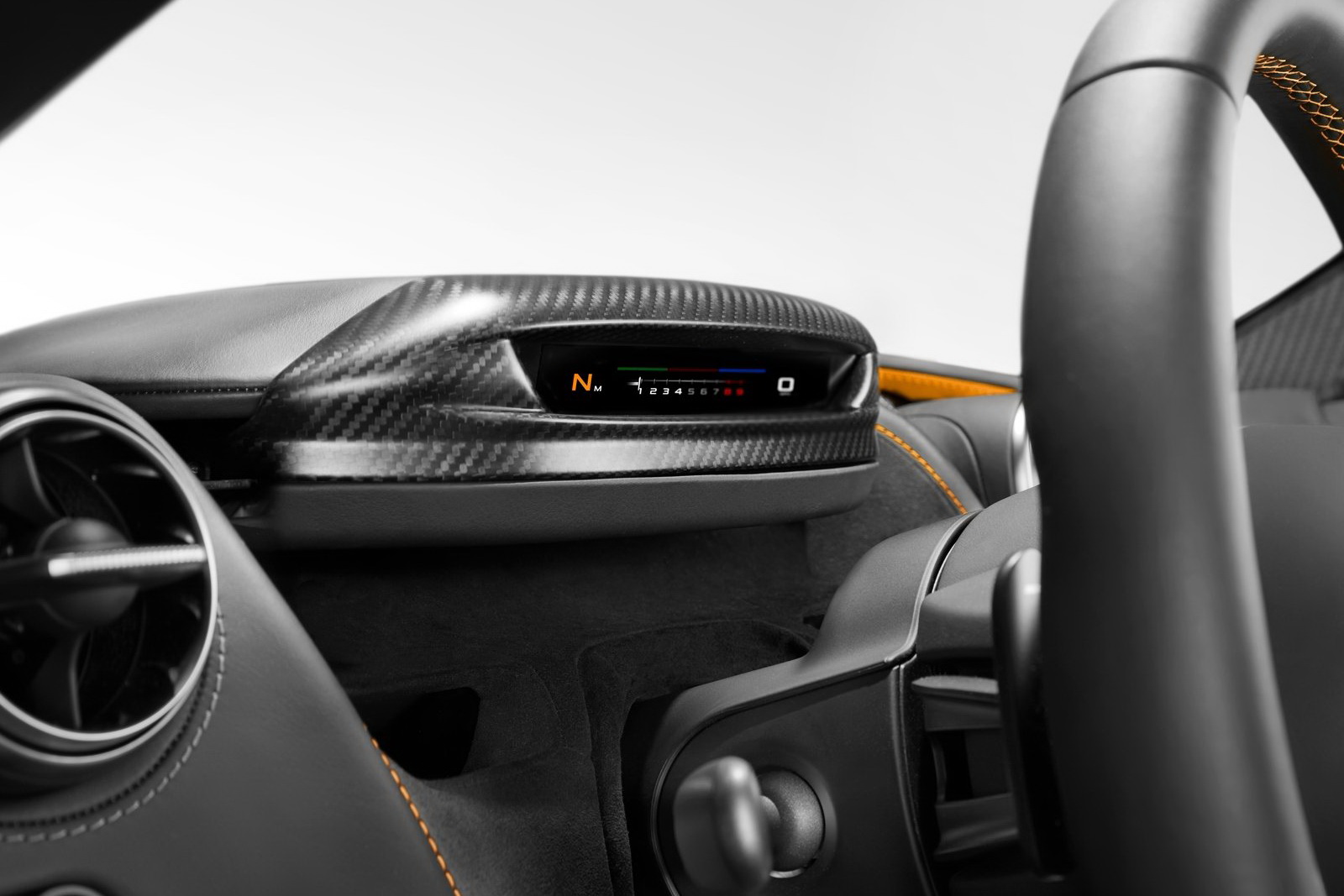 進入賽道模式後，儀表僅剩下一條線，呈現轉數、時速與檔位，讓駕駛的視野更寬廣且可以專注在駕駛上