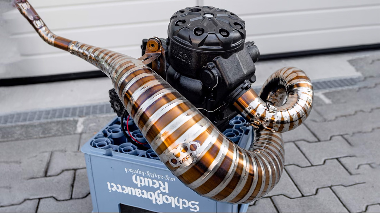 來自奧地利 Rübig 的 Mega 二行程單缸引擎，排氣量為 699cc，擁有 84 匹馬力