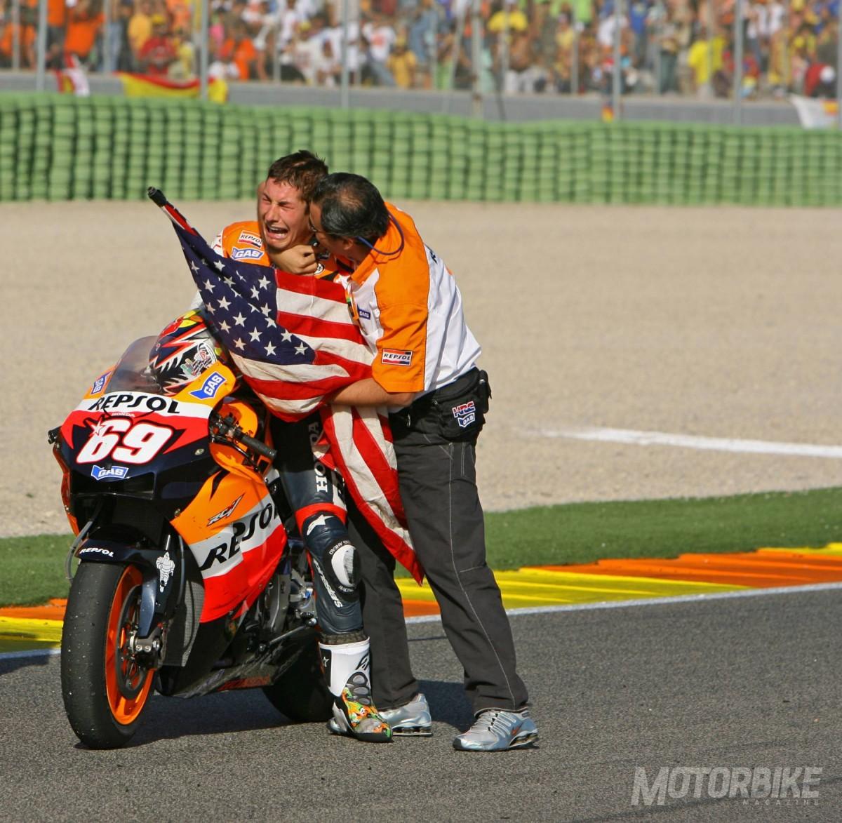 2006年在家鄉拿下MotoGP世界冠軍的Hayden，激動的流下男兒淚