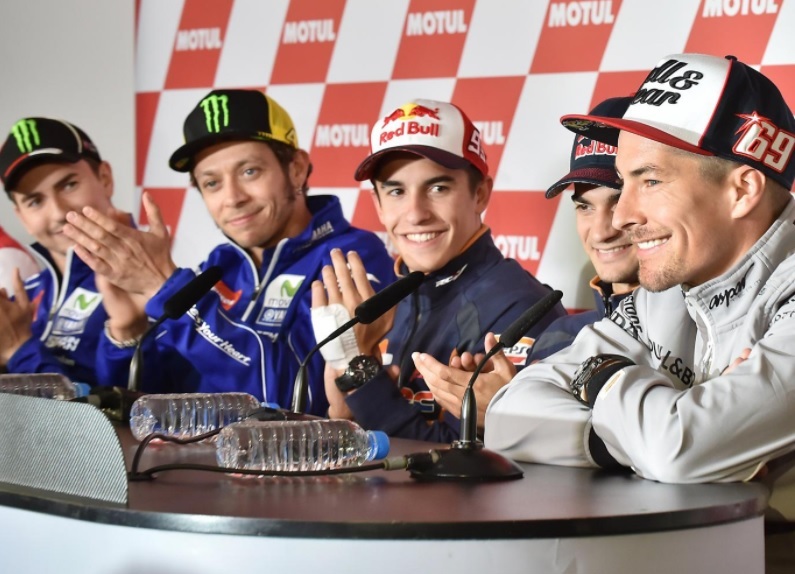 Nicky Hayden (右白衣者) 在2016年轉去WSBK前,於最後一場的MotoGP 賽前記者會上與大家告別,所有人都為他的新角色感到開心