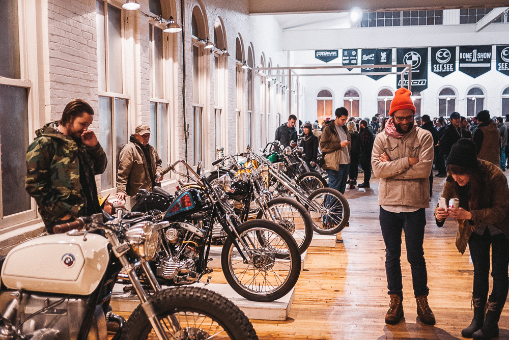 展覽通常以廢棄工廠或閒置的空屋作為展出場所,襯托出展覽作品的風格,也拉近參觀者與作品間的距離。